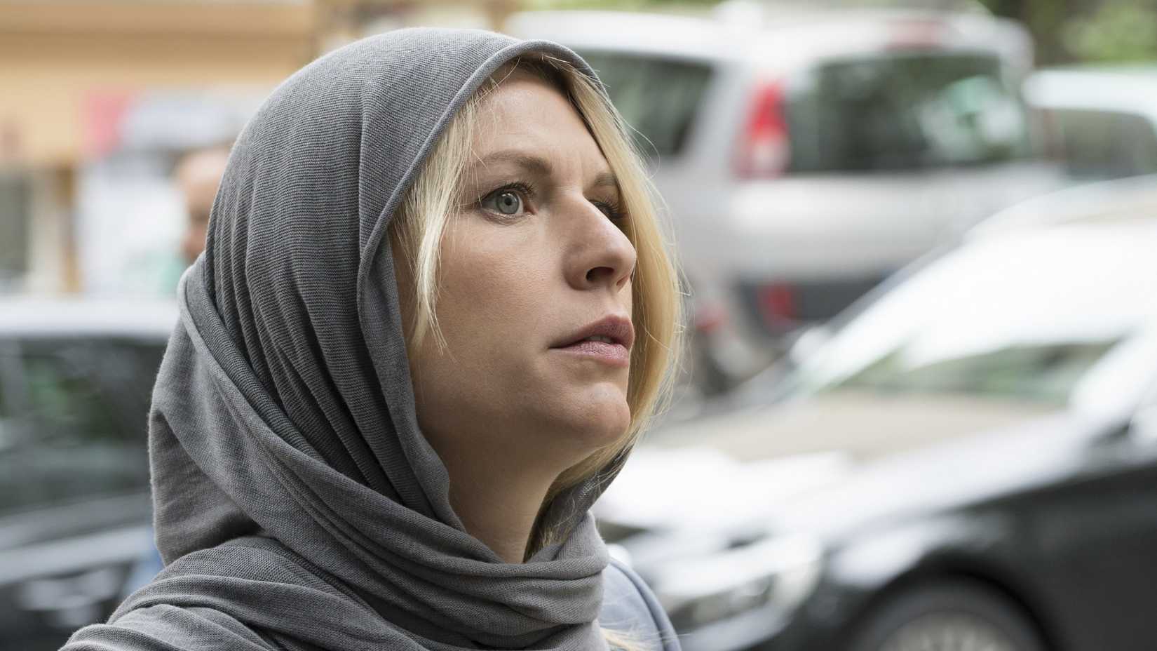 Claire Danes wearing a headscarf in Homeland season 5