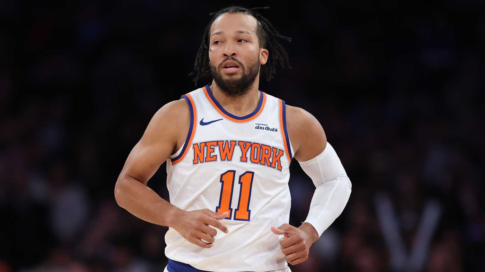 Jalen Brunson running on the court in Knicks jersey.