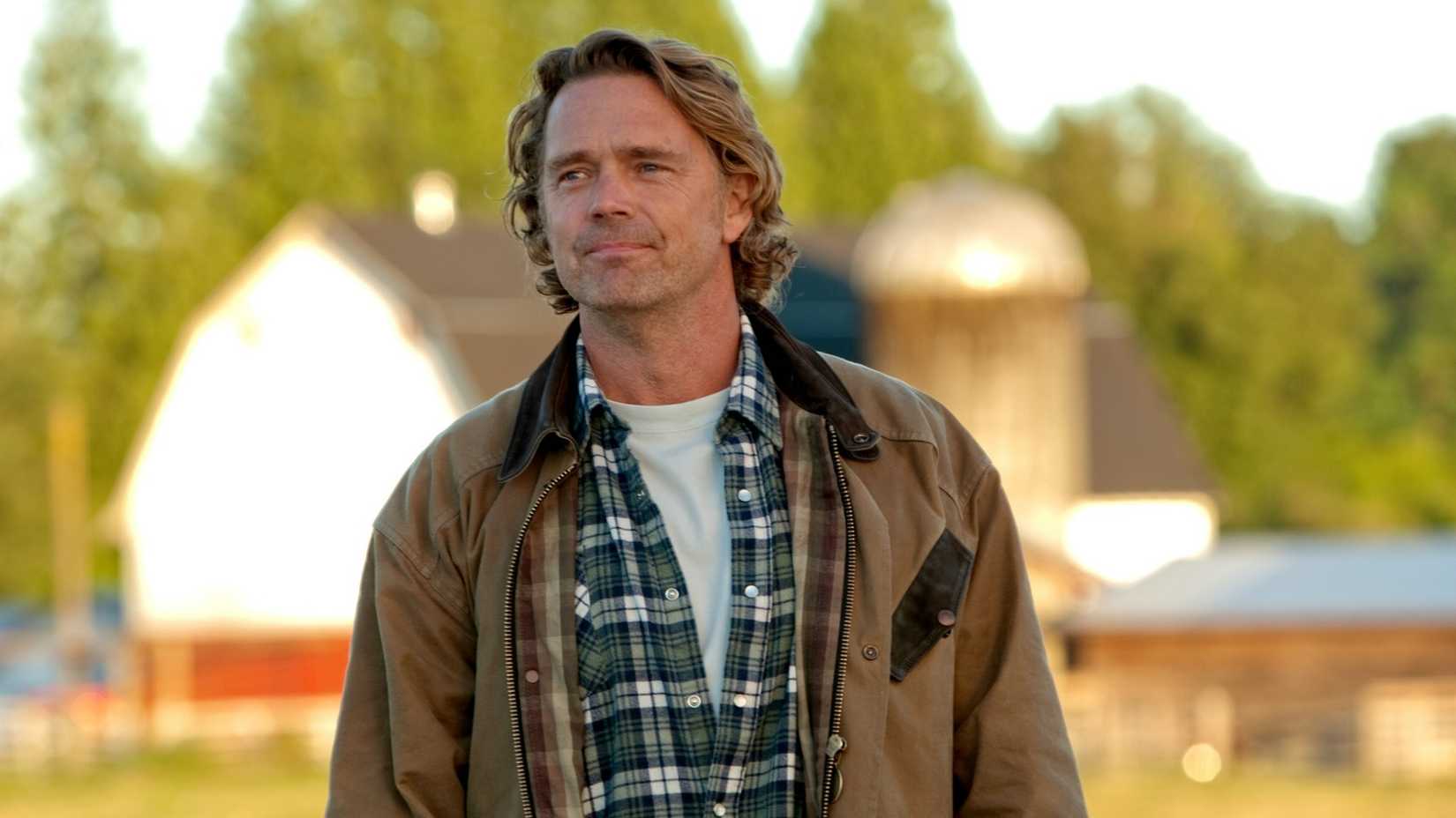 John Schneider as Jonathan Kent walks outside in Smallville season 10