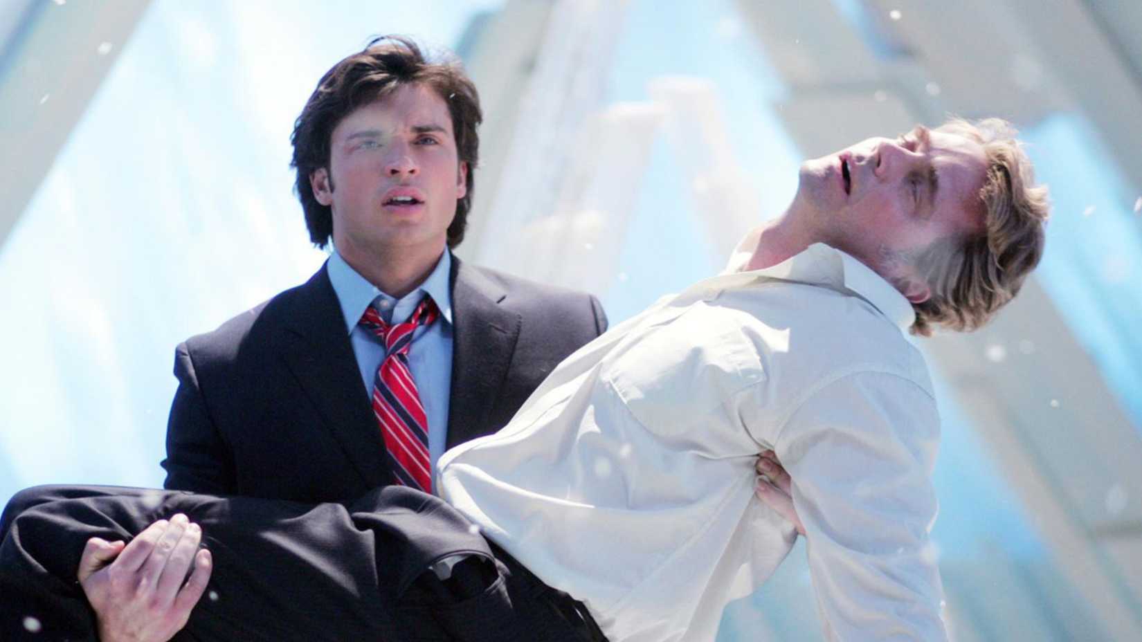 Jonathan Kent is dead in Clark Kent's arms in Smallville season 5