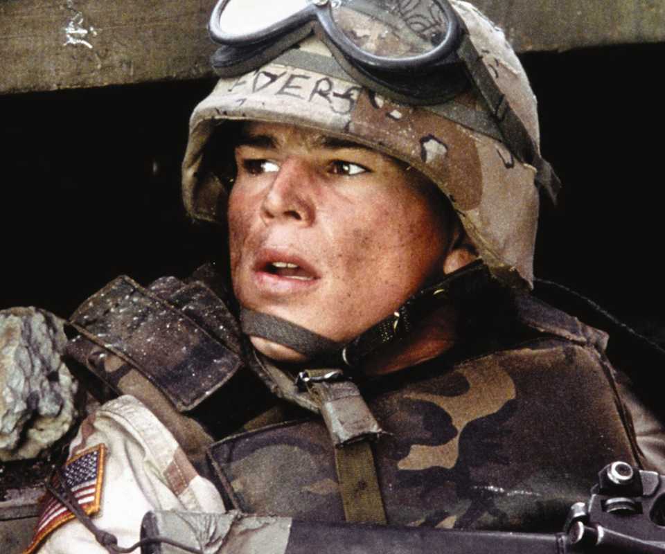 Josh Hartnett as Matt Eversmann in battle in Black Hawk Down
