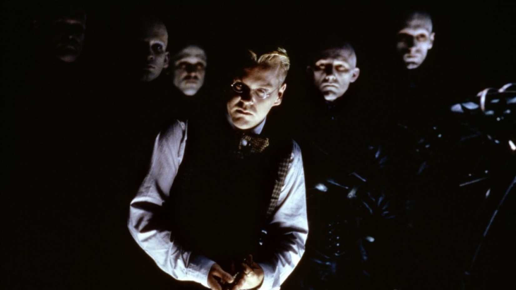 Kiefer Sutherland como Dr. Daniel P. Schre em Dark City