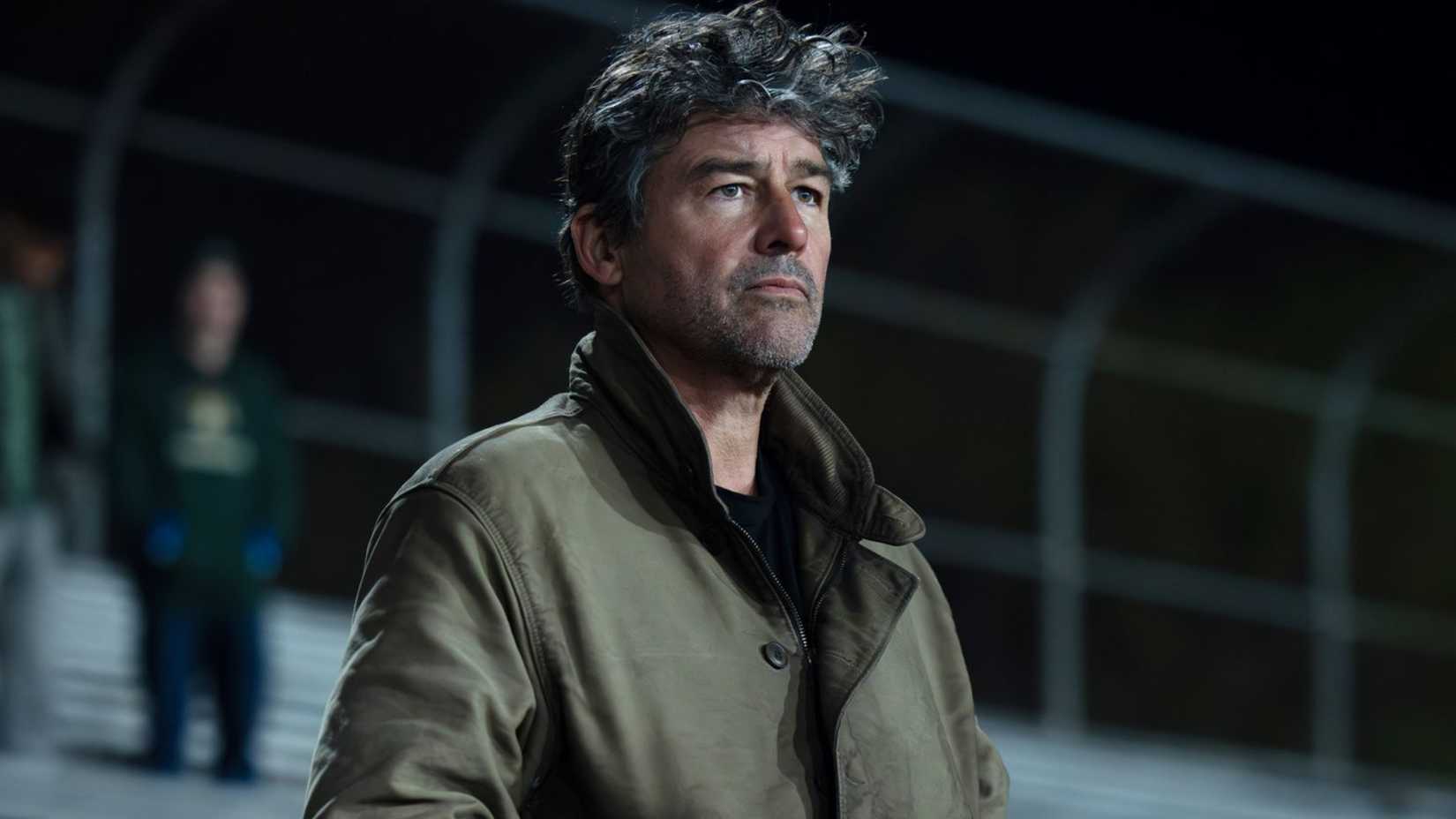 Kyle Chandler as Hal Jordan standing at the Rushville stadium in Lanterns