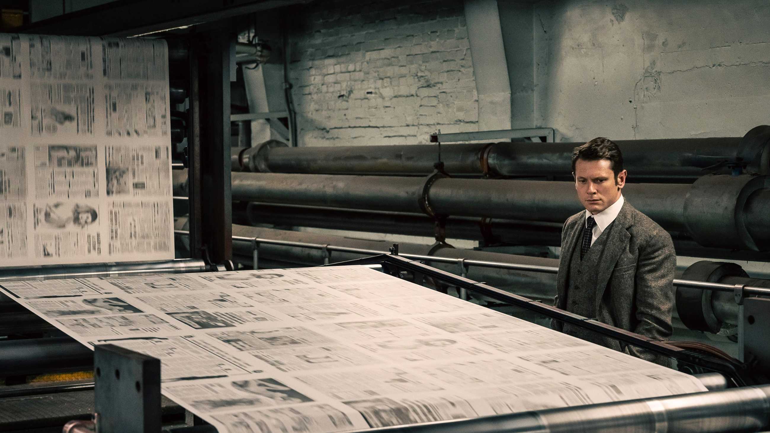 Larry Lamb overlooking the newspaper being printed in Ink