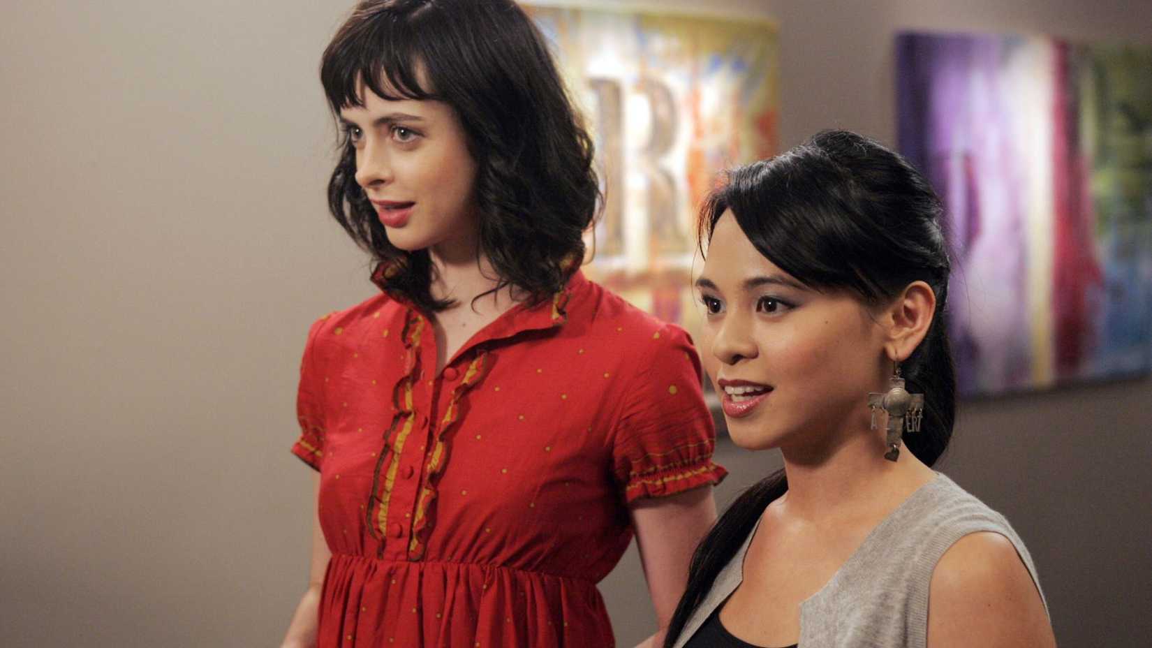Lucy and Olivia (Krysten Ritter and Michelle Ongkingco) in Gilmore Girls