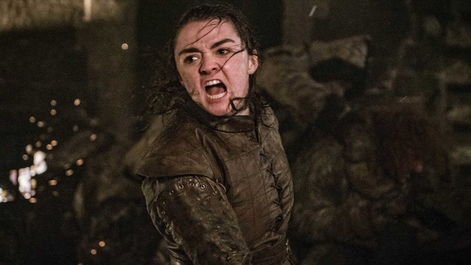 Maisie Williams como Arya Stark lutando durante a Batalha de Winterfell na 8ª temporada de Game of Thrones