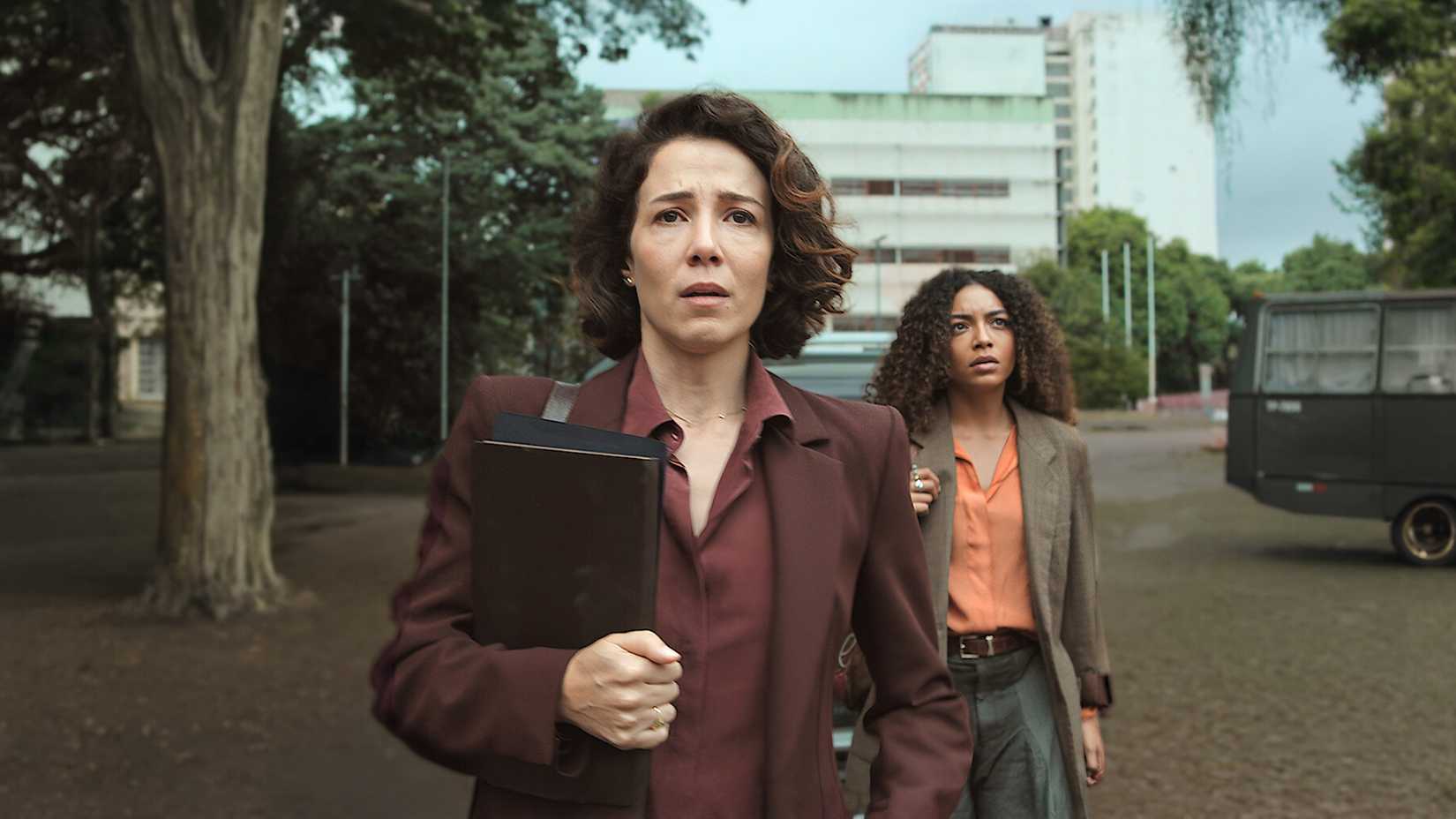 Marjorie Estiano as Inez and Any Gabrielly as Marina in the series Habeas Corpus