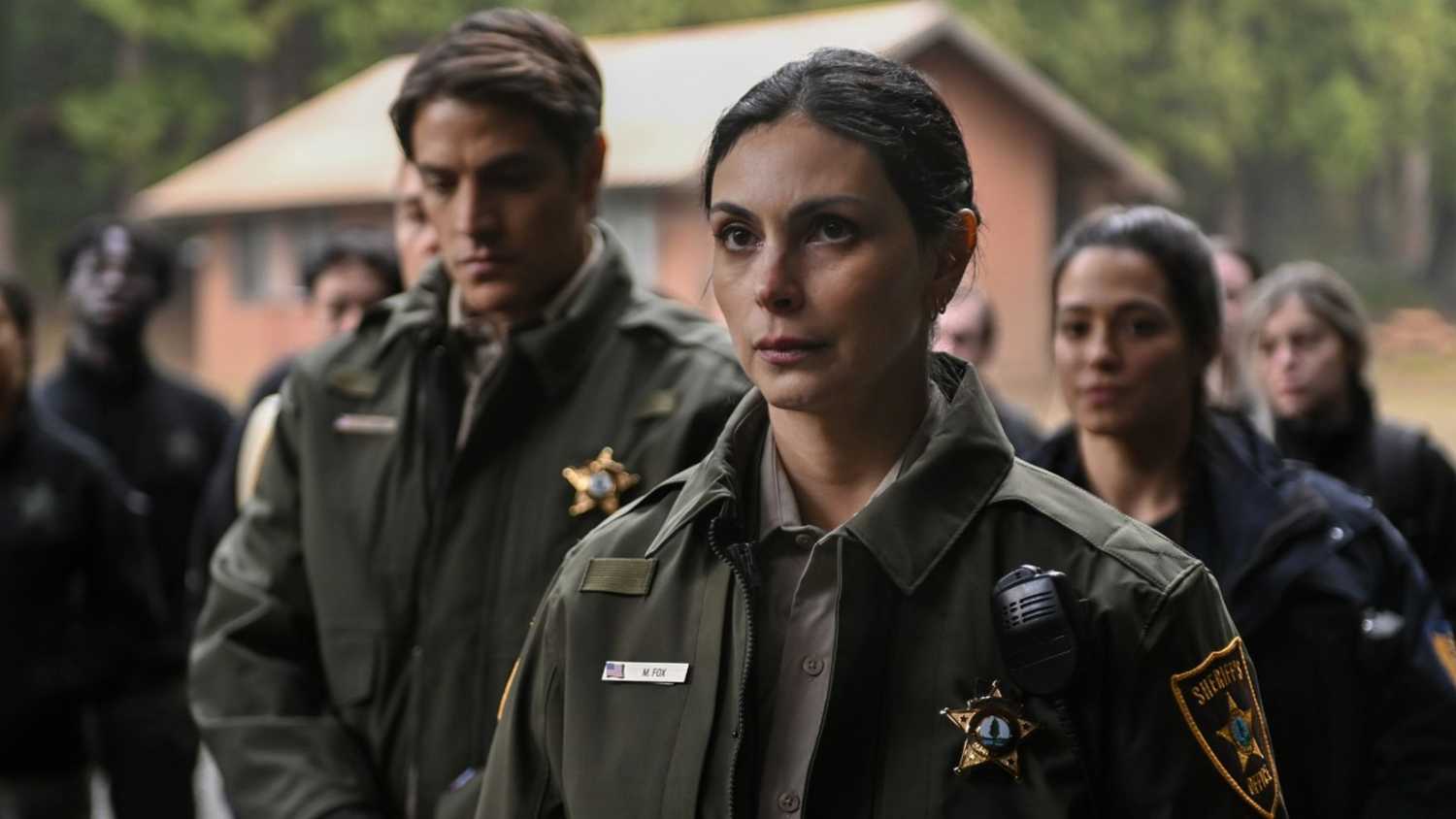 Morena Baccarin como a Xerife Mickey Fox em Fire Country temporada 2