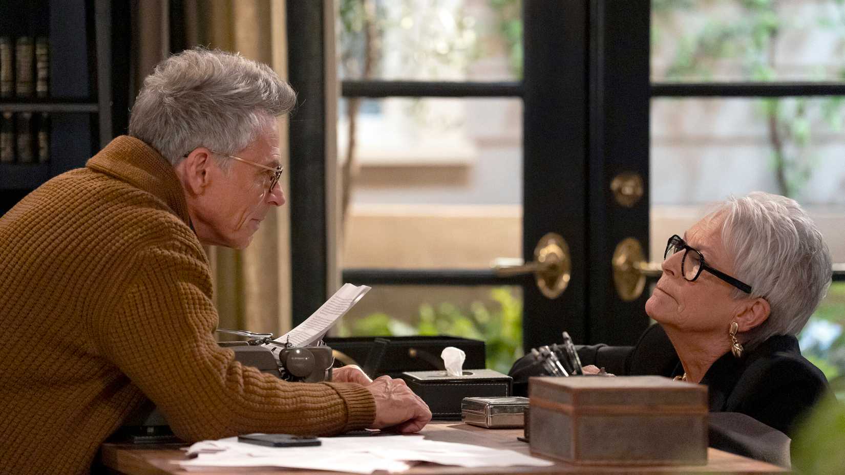 Still of Jamie Lee Curtis and Tim Daly in Newlyweds.