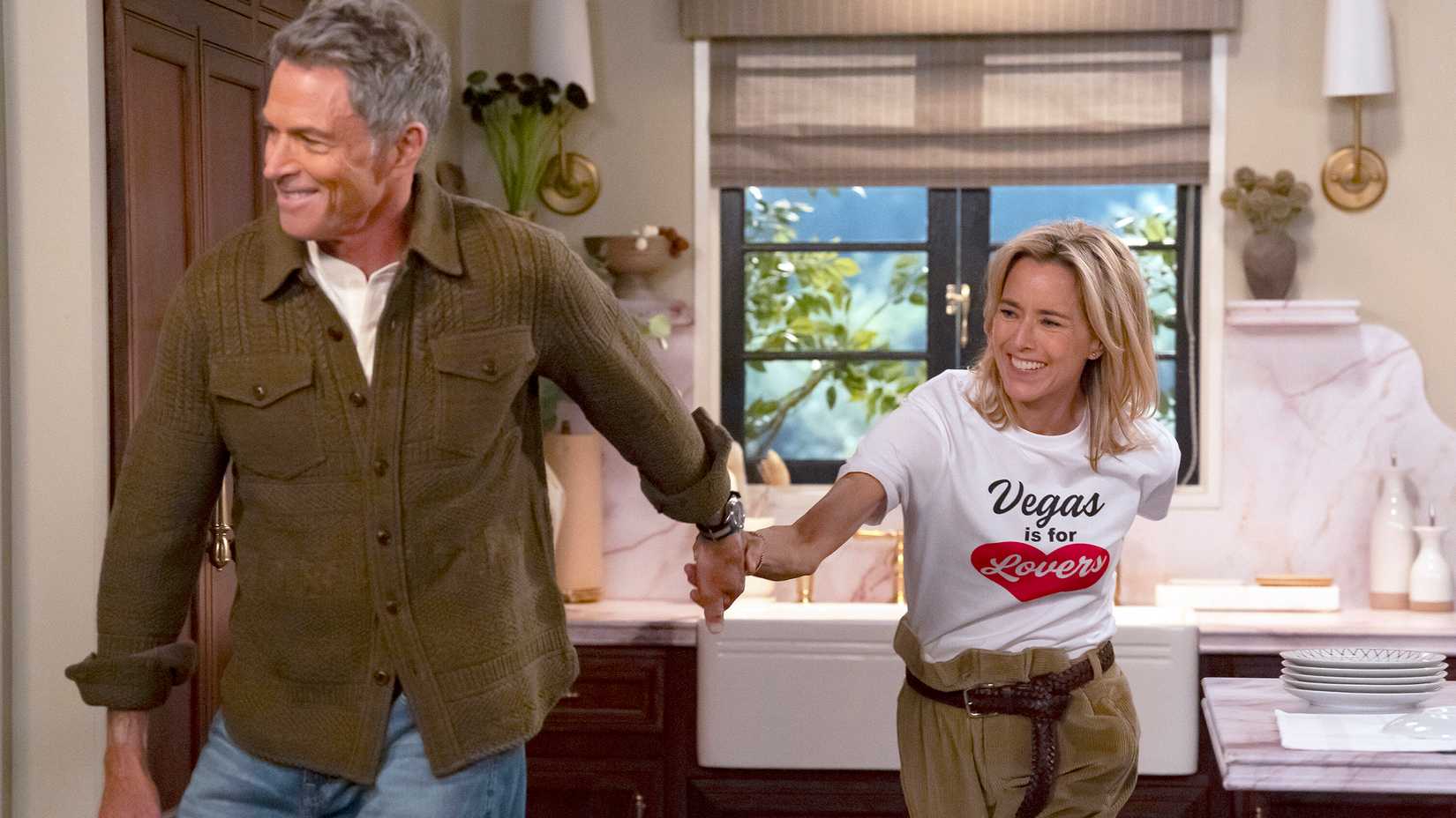 Still of Téa Leoni & Tim Daly in Newlyweds.
