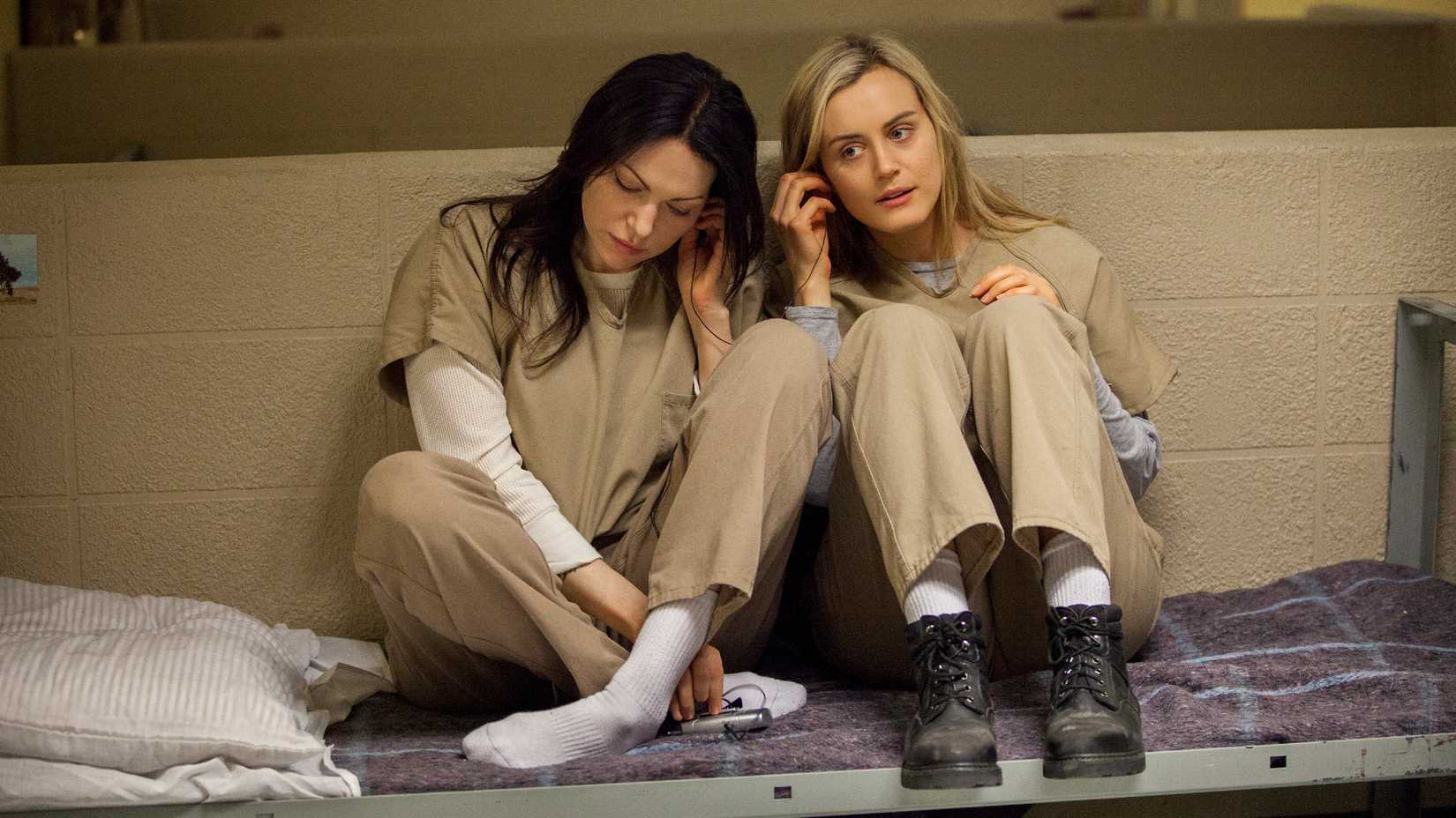 Piper and Alex Sharing Earbuds in Orange Is the New Black