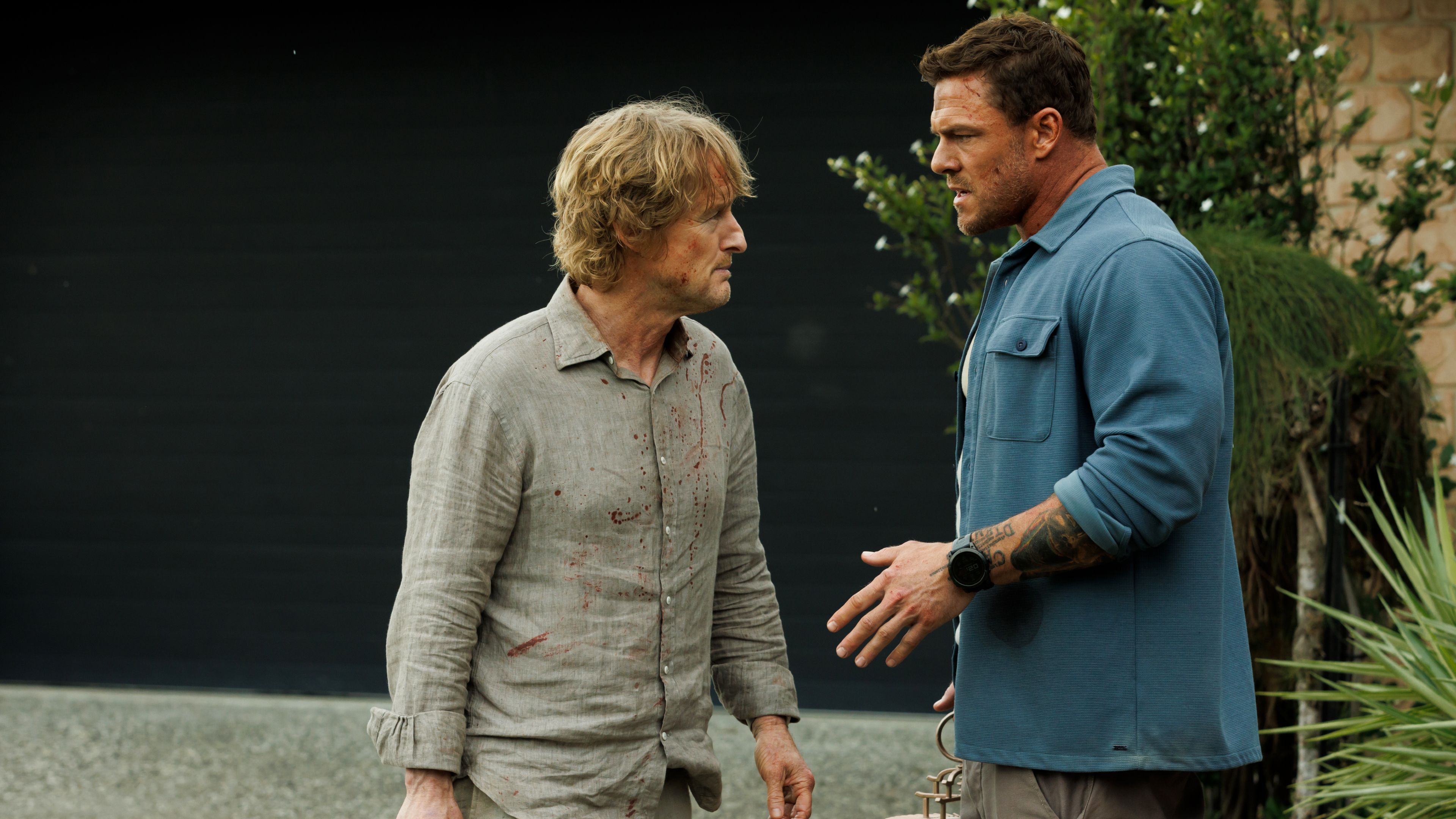 Owen Wilson and Alan Ritchson talking in Runner