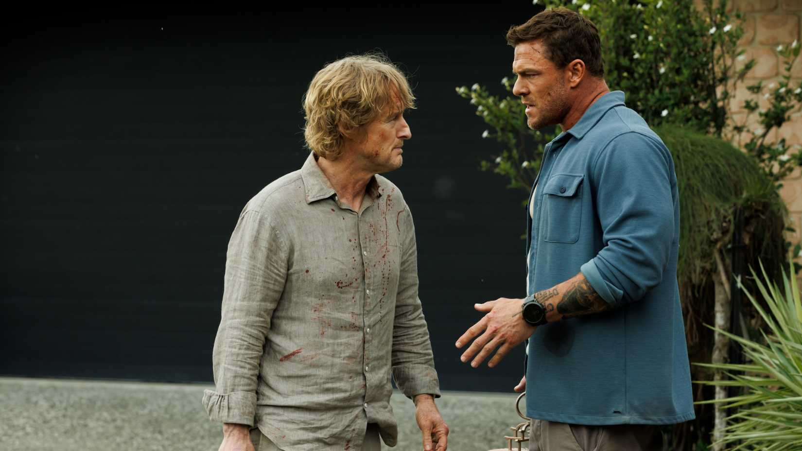 Owen Wilson and Alan Ritchson talking in Runner