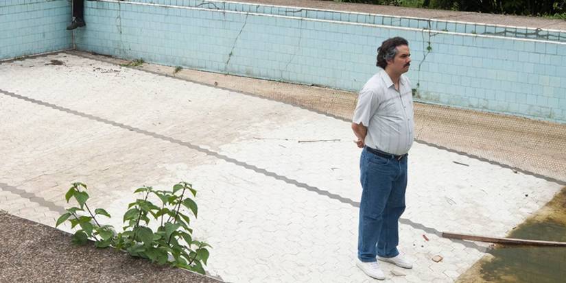 Pablo Escobar (Wagner Moura) waiting around in an empty pool in Narcos season 2