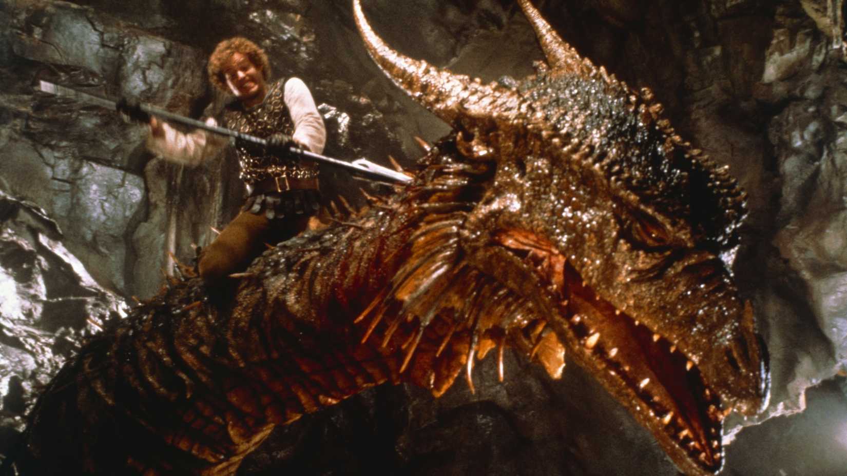 Peter MacNicol lutando contra dragão em Dragonslayer