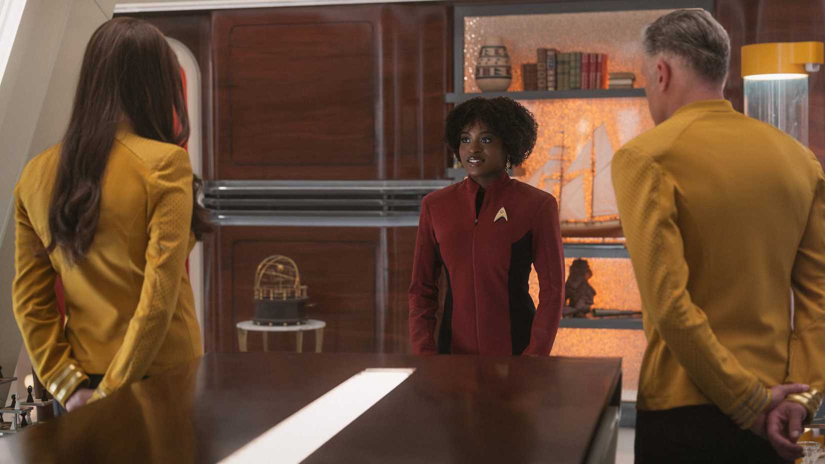 Pike and Una promote Uhura to LT
