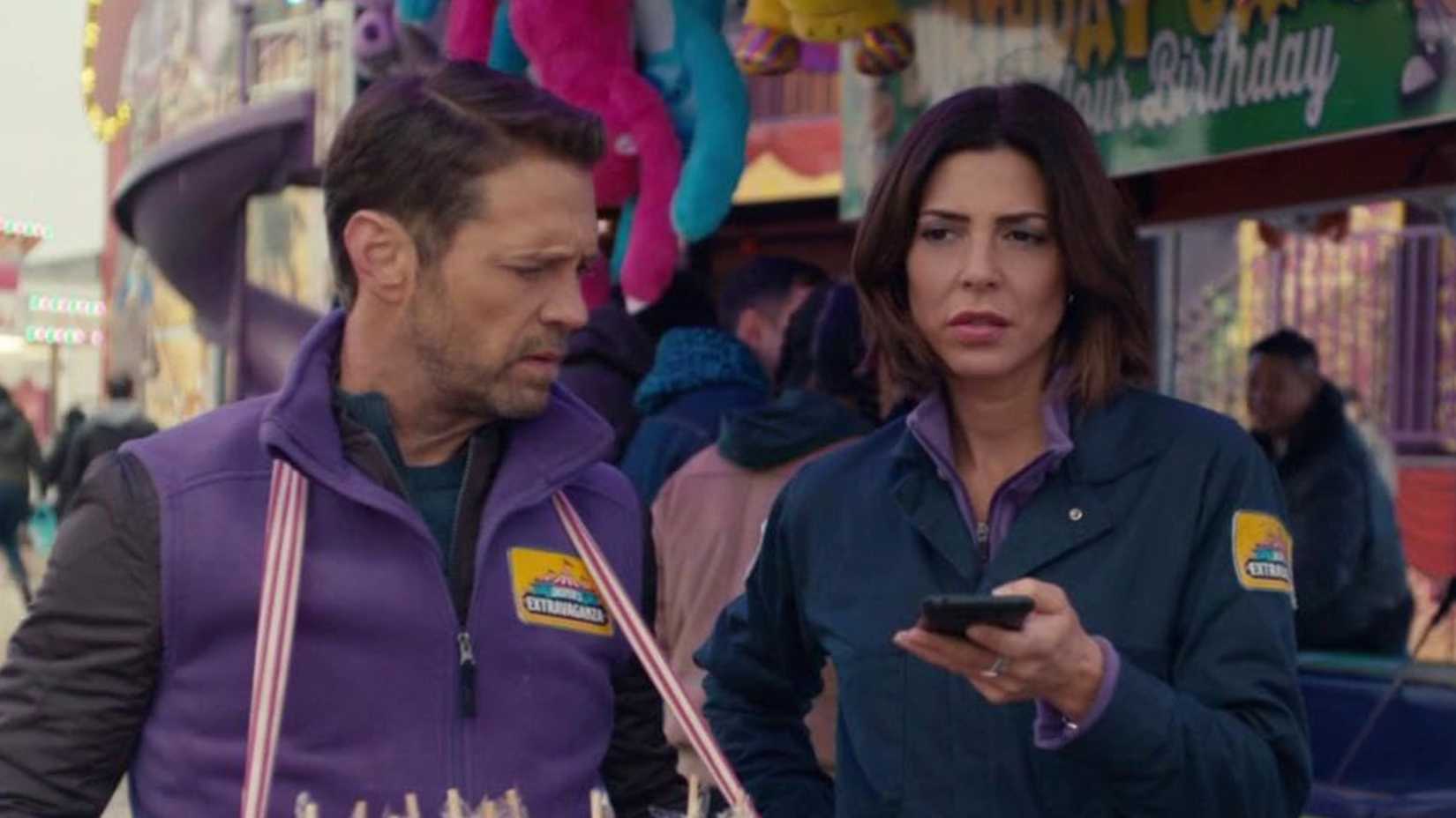 Private Eyes Cindy Sampson and Jason Priestley at a carnival