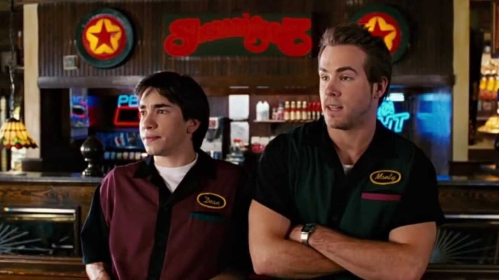Ryan Reynolds and Justin Long as Monty and Dean looking in the same direction in Waiting