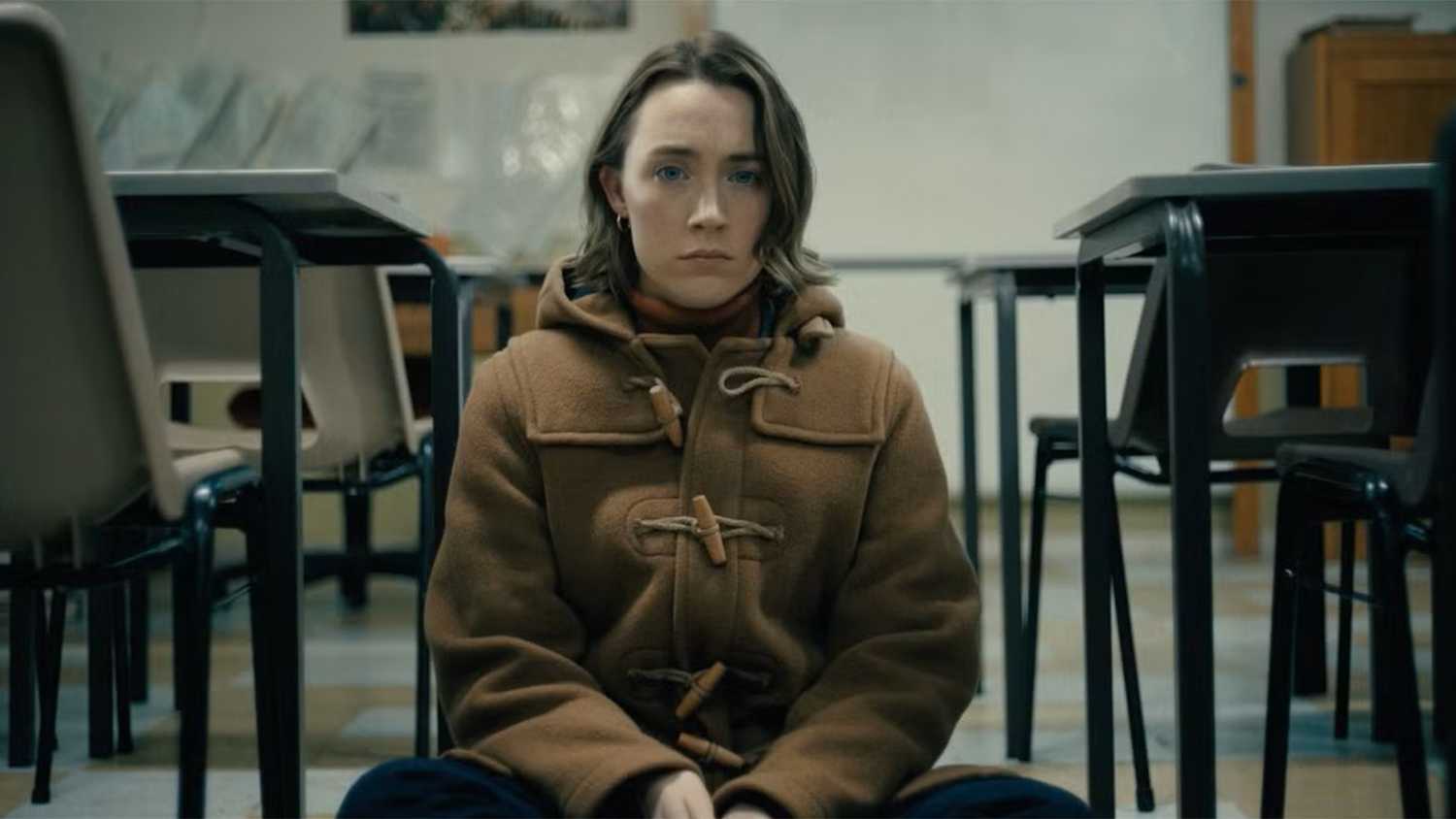 Saoirse Ronan sentada no chão da sala de aula em Bad Apples