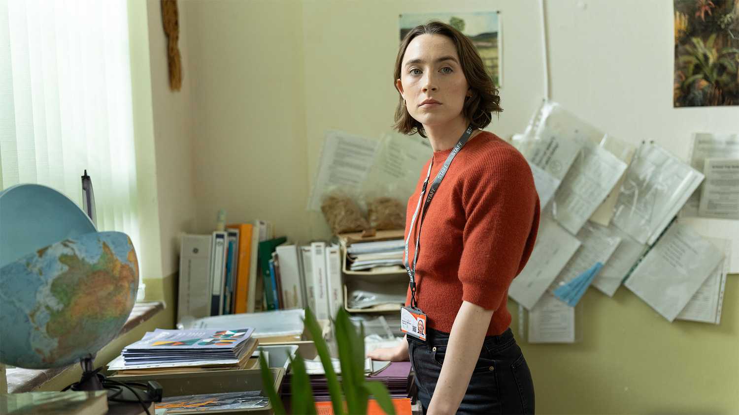 Saoirse Ronan em pé diante da turma em Bad Apples