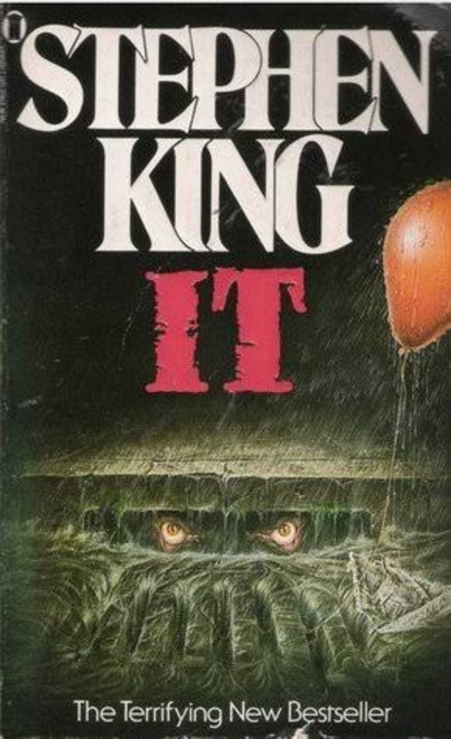 Stephen King IT book cover, Pennywise peering out from the sewer