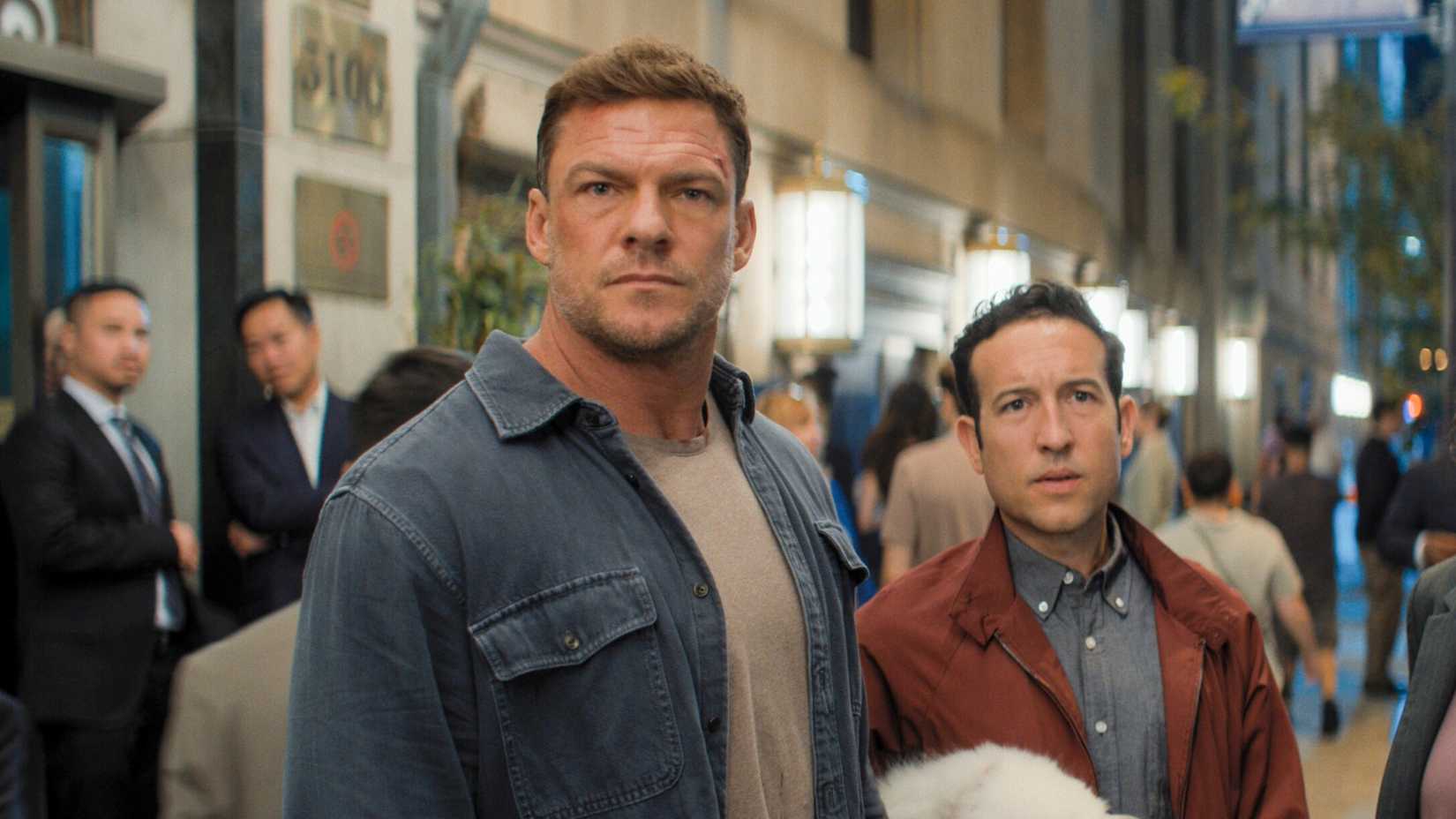 Alan Ritchson as Jack Reacher staring at someone in Season 4