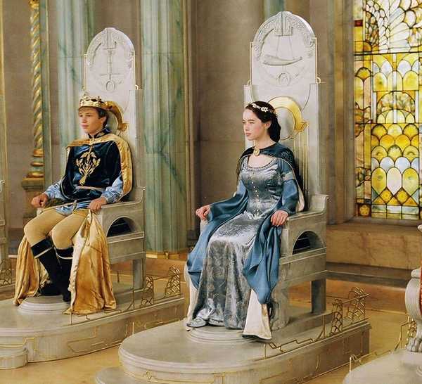 The four Pevensie children sitting on thrones in The Chronicles of Narnia: The Lion, the Witch and the Wardrobe.