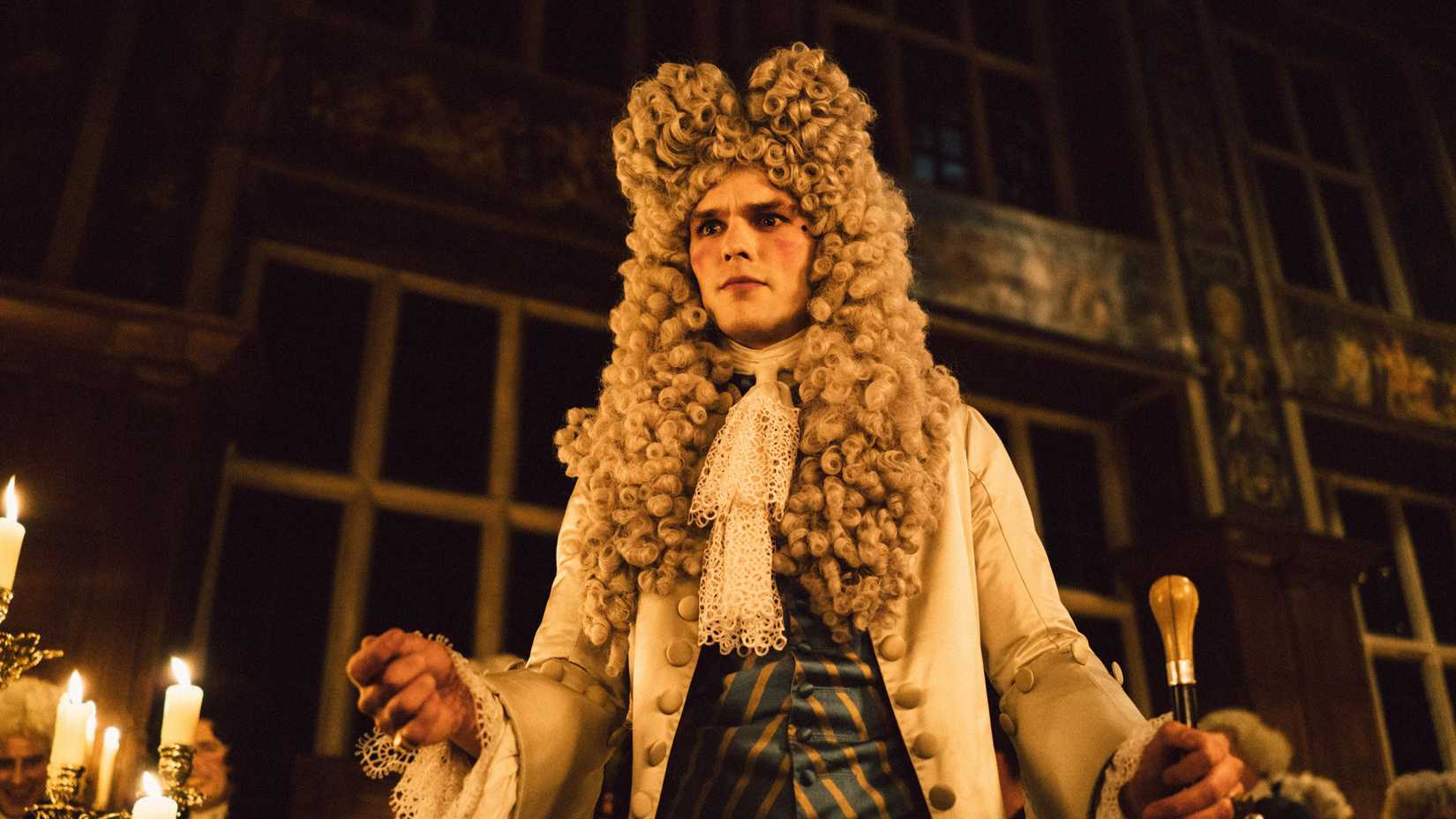 Robert Harley (Nicholas Hoult) in a wig and makeup in The Favourite.