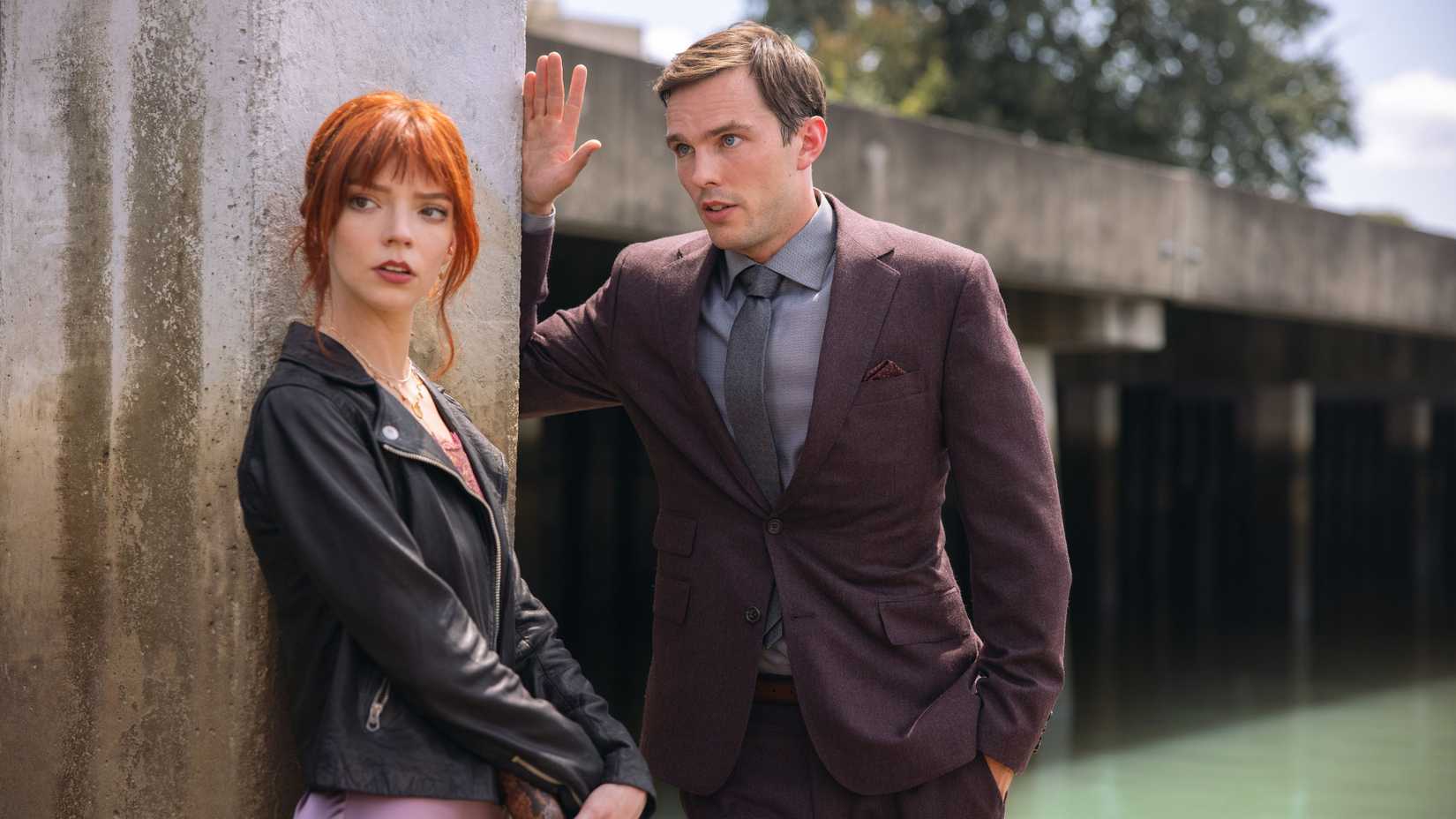 Tyler (Nicholas Hoult) talking to Margot (Anya Taylor-Joy) in The Menu.
