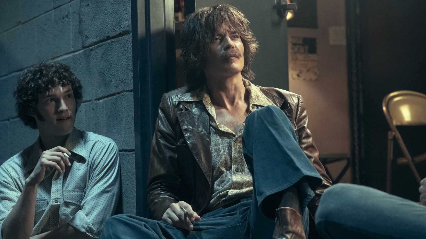 Timothy Olyphant as Rod outside with The Six in Daisy Jones pilot