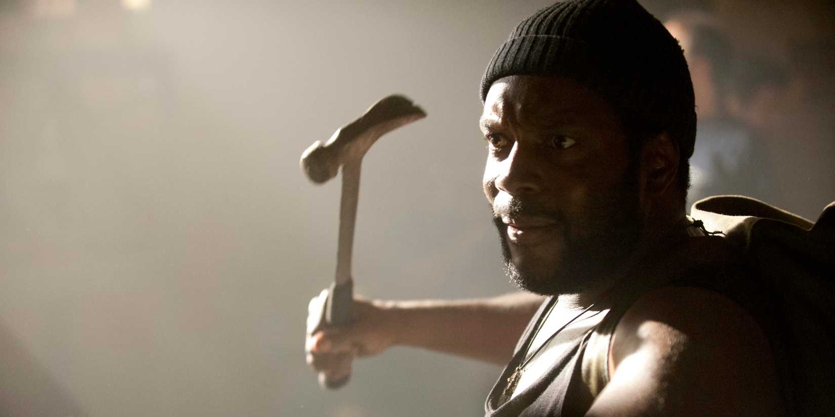 Tyreese holding a hammer in The Walking Dead