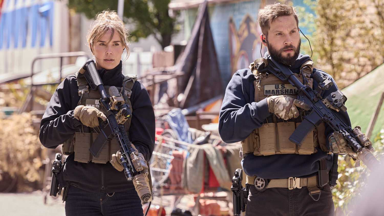 Arielle Kebbel como Belle Skinner e Logan Marshall-Green como Pete Calvin na segunda temporada de Marshals