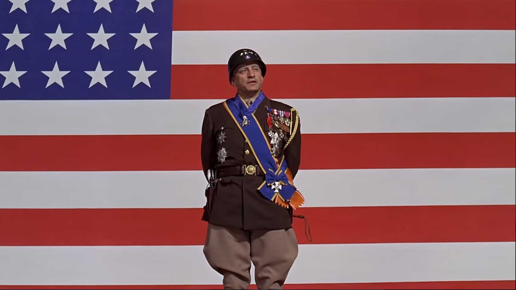 General discursando diante da bandeira americana em Patton (1970)
