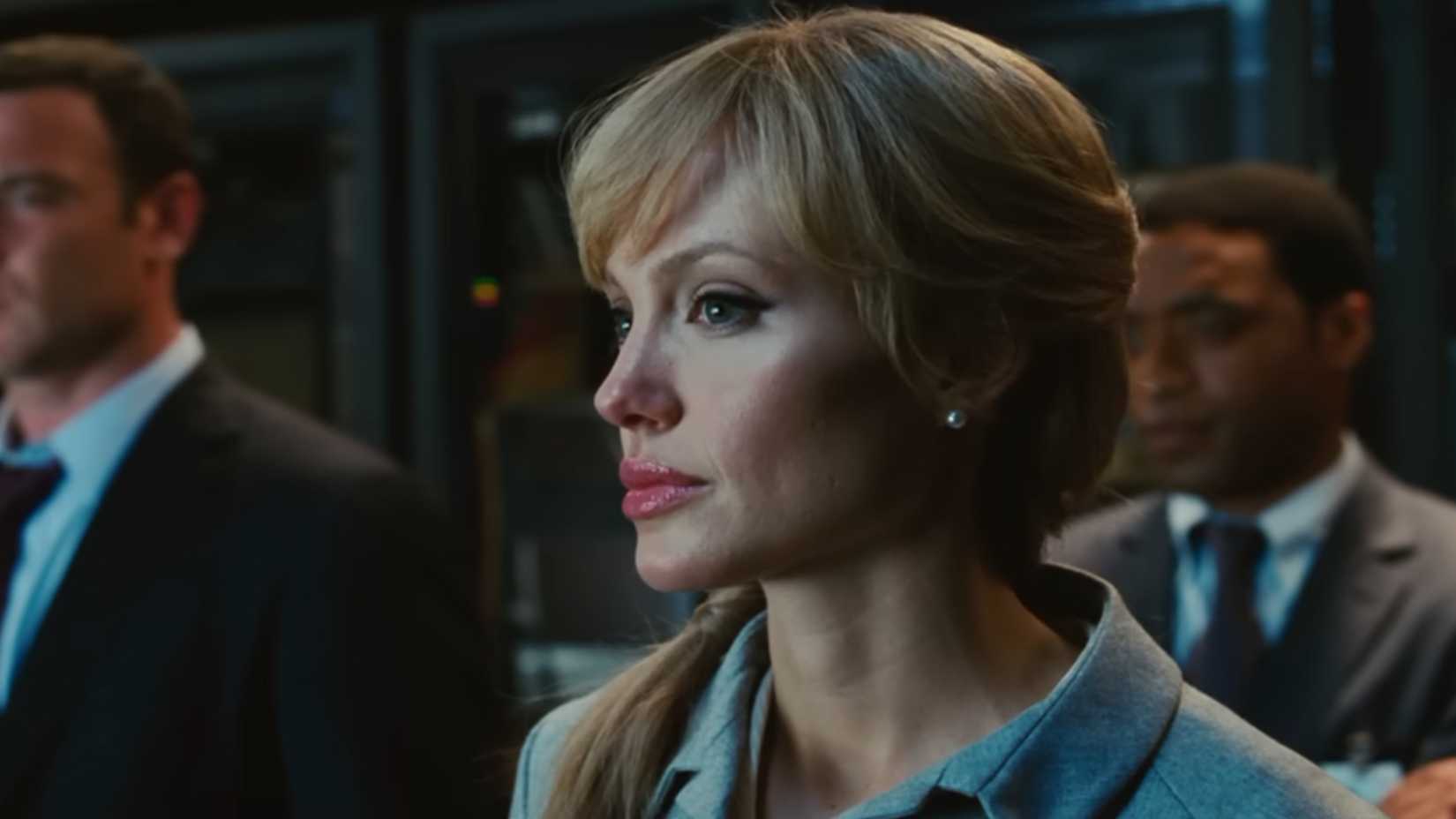 Angelina Jolie as Evelyn Salt behind the glass in an interrogation room in Salt