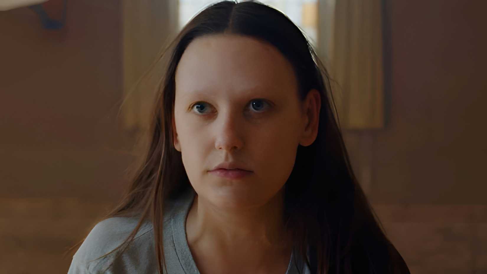 Sara Boustany‘s Elise looking scary in Netflix’s The Body