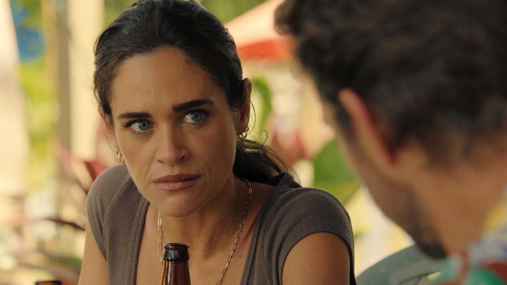 Bevin Bru as Mel Abreu and Scott Speedman as R.J. Decker in RJ Decker season 2, episode 7
