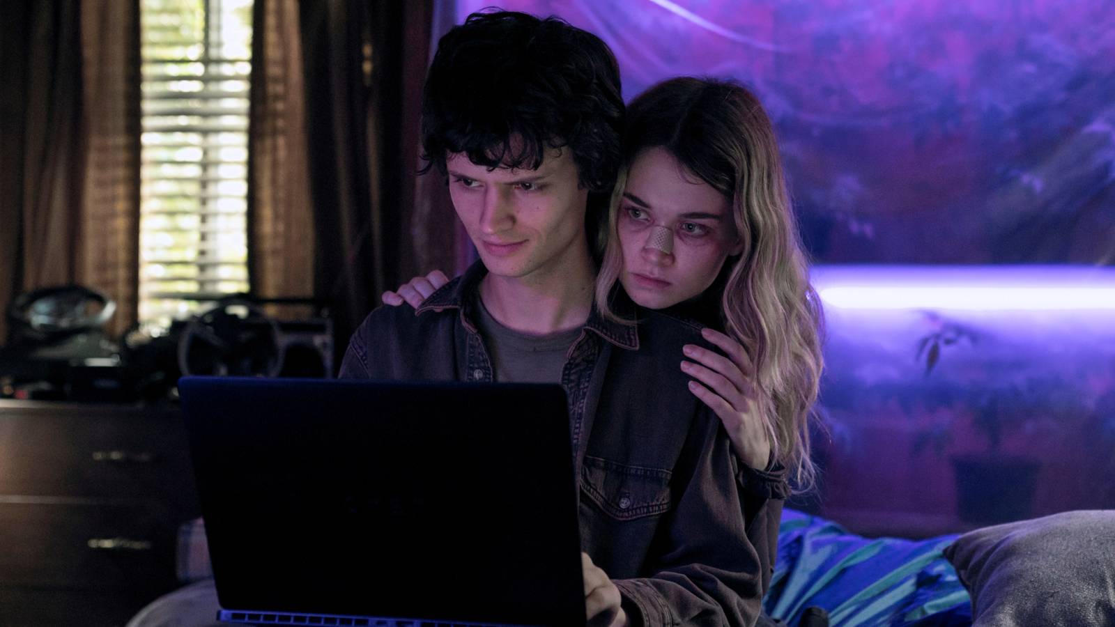 Billy Nolan (Arthur Conti) and Chris Hargensen (Alison Thornton) on a laptop in Carrie