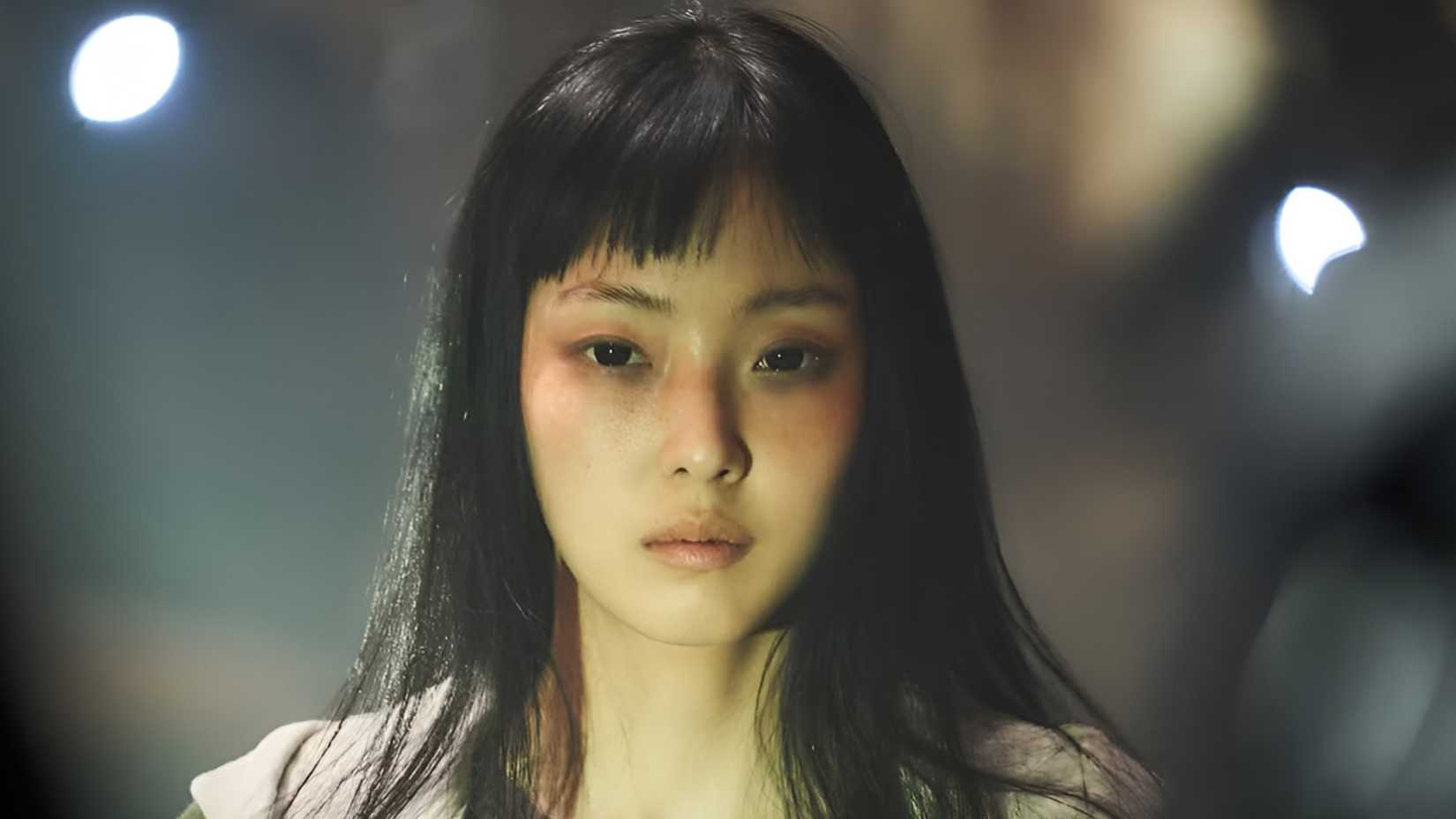 Jeon So-nee’s Jeong Su-in looking unbothered in Netflix’s Parasyte: The Greu