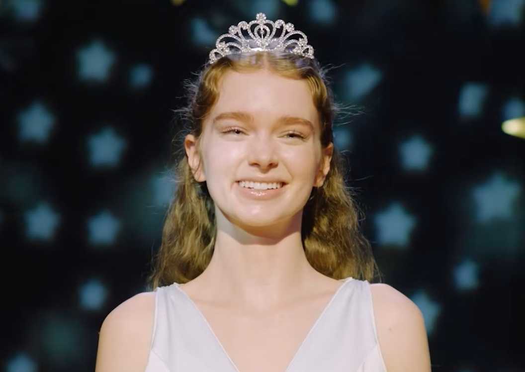 Carrie White smiling at prom in Carrie