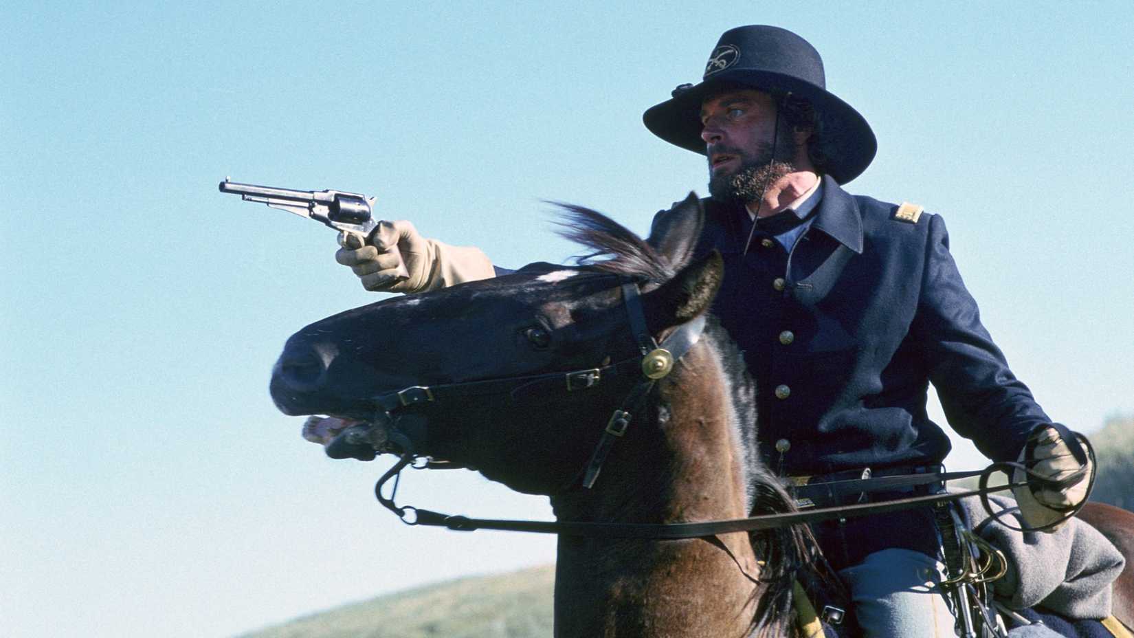 Charles Rocket as Lt Elgin aiming a gun in Dances With Wolves