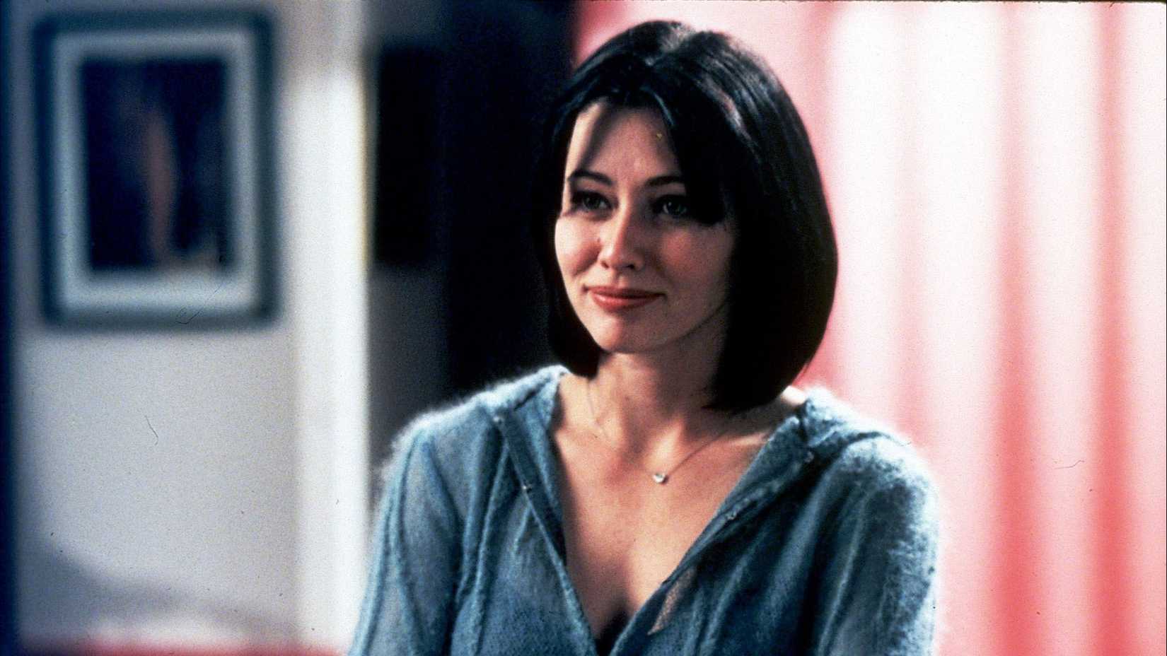 Shannen Doherty as Prue Halliwell smiling in Charmed.
