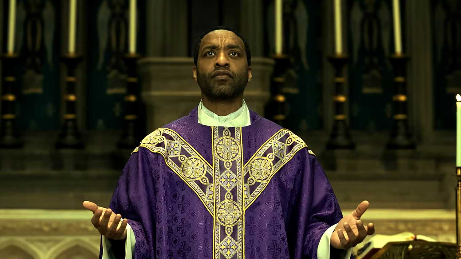 chiwetel-ejiofor-s-father-william-looking-upward-with-his-hands-in-front-of-him-at-the-front-of-a-chapel-in-the-exorcist-martyrs Scarlett Johansson’s The Exorcist Gets Candid Reaction From OG Star
