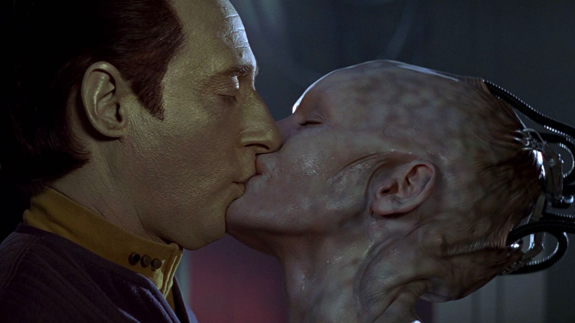Data kisses Borg Queen