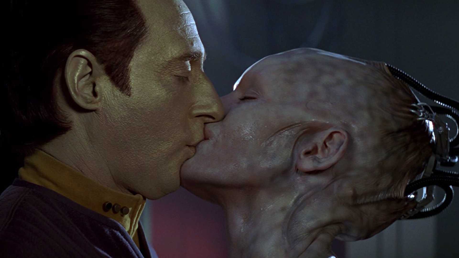 Data kisses Borg Queen