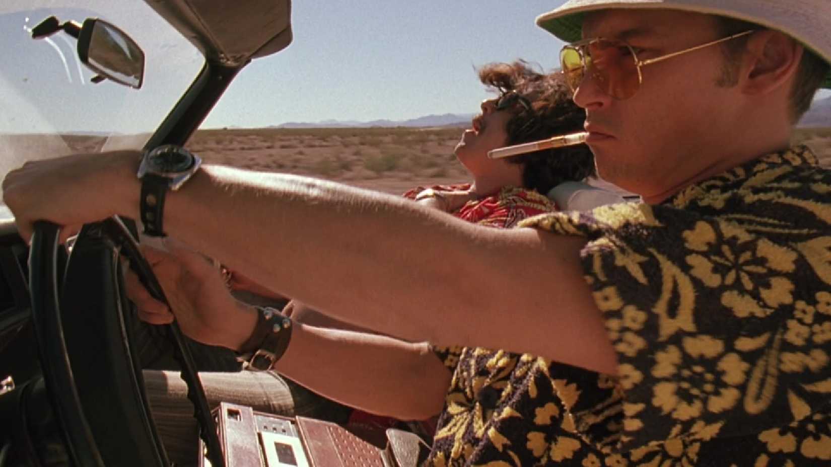 Duke e Gonzo dirigindo pelo deserto em Fear and Loathing in Las Vegas