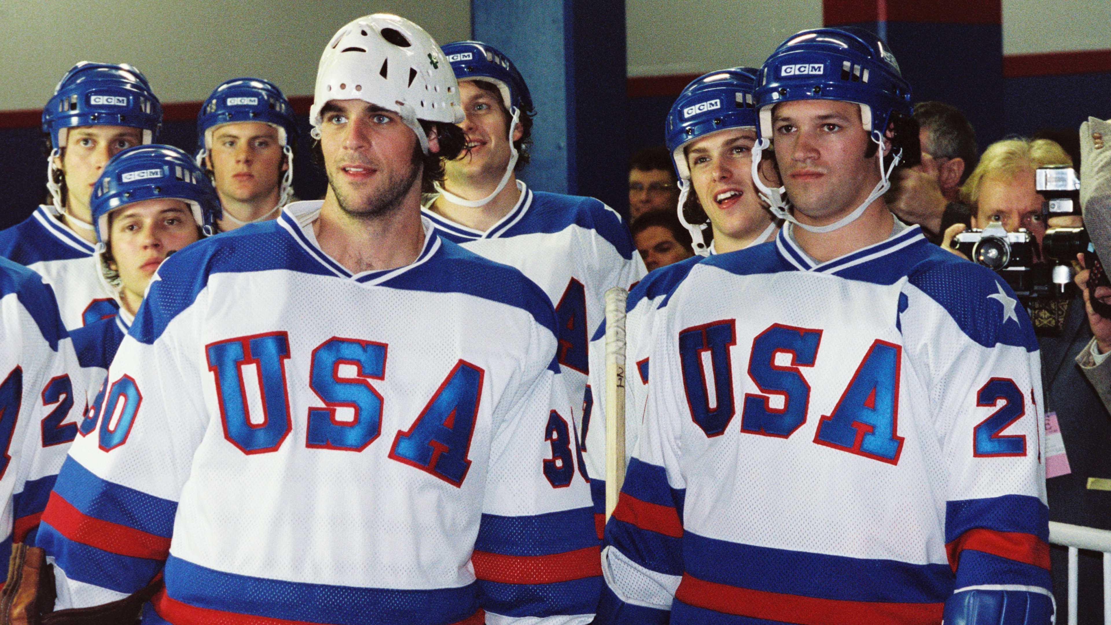 eddie-cahill-s-jim-craig-and-patrick-o-brien-demsey-s-mike-eruzione-standing-in-front-of-the-team-in-miracle Kurt Russell’s Iconic 136-Minute Historical Drama Officially Sets New Streaming Release Date