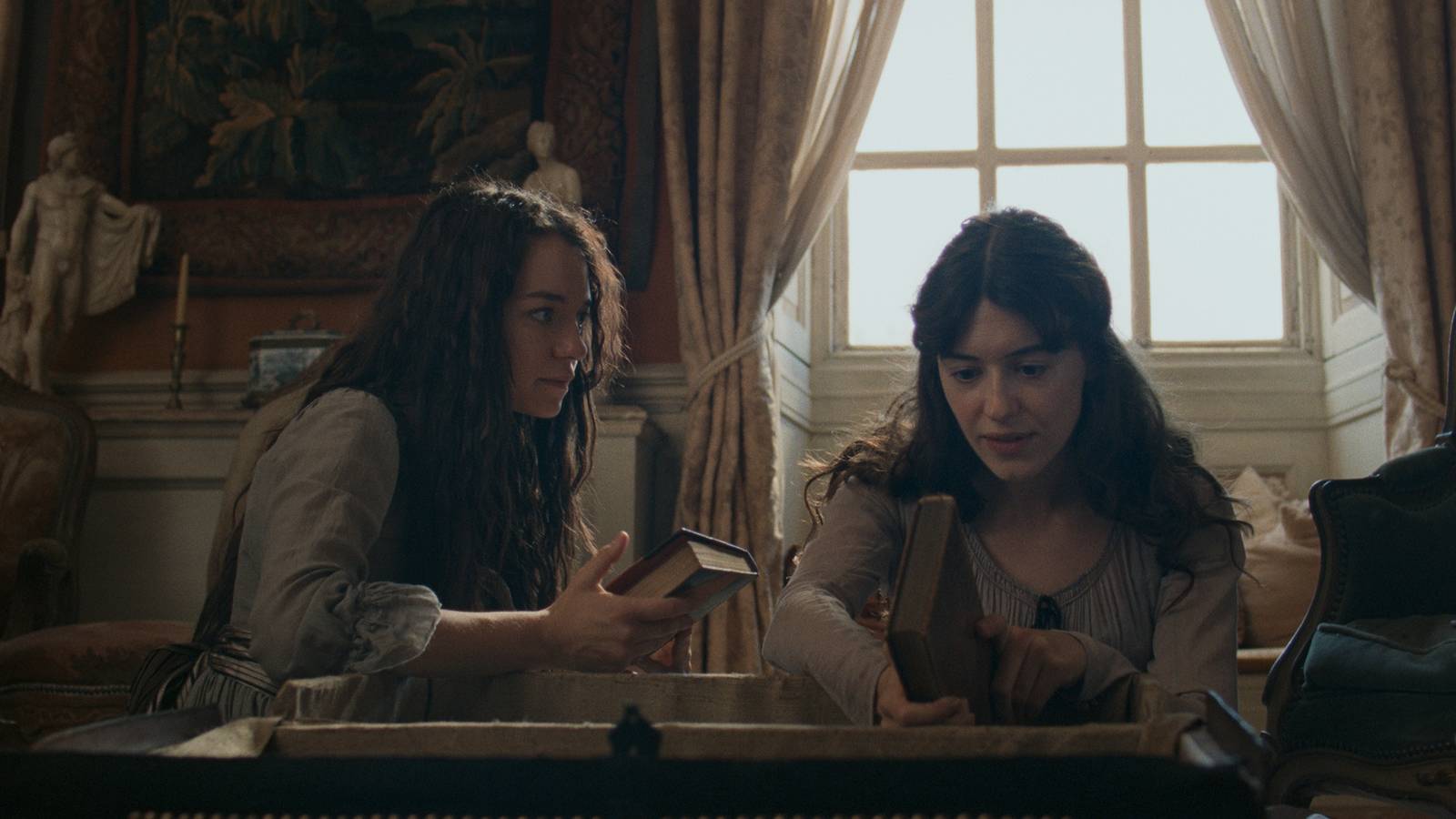 Daisy Edgar-Jones Leads A Dashwood Roundtable In Sense And Sensibility BTS Clip