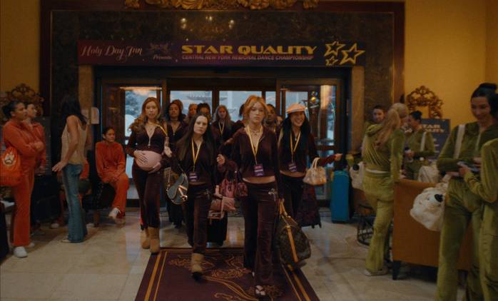 Gabby Windey como la entrenadora Miller, Geena Meszaros como Lisbeth, Kristina Bogic como Anya, Shirley Chen como Maddie en 'The Body'