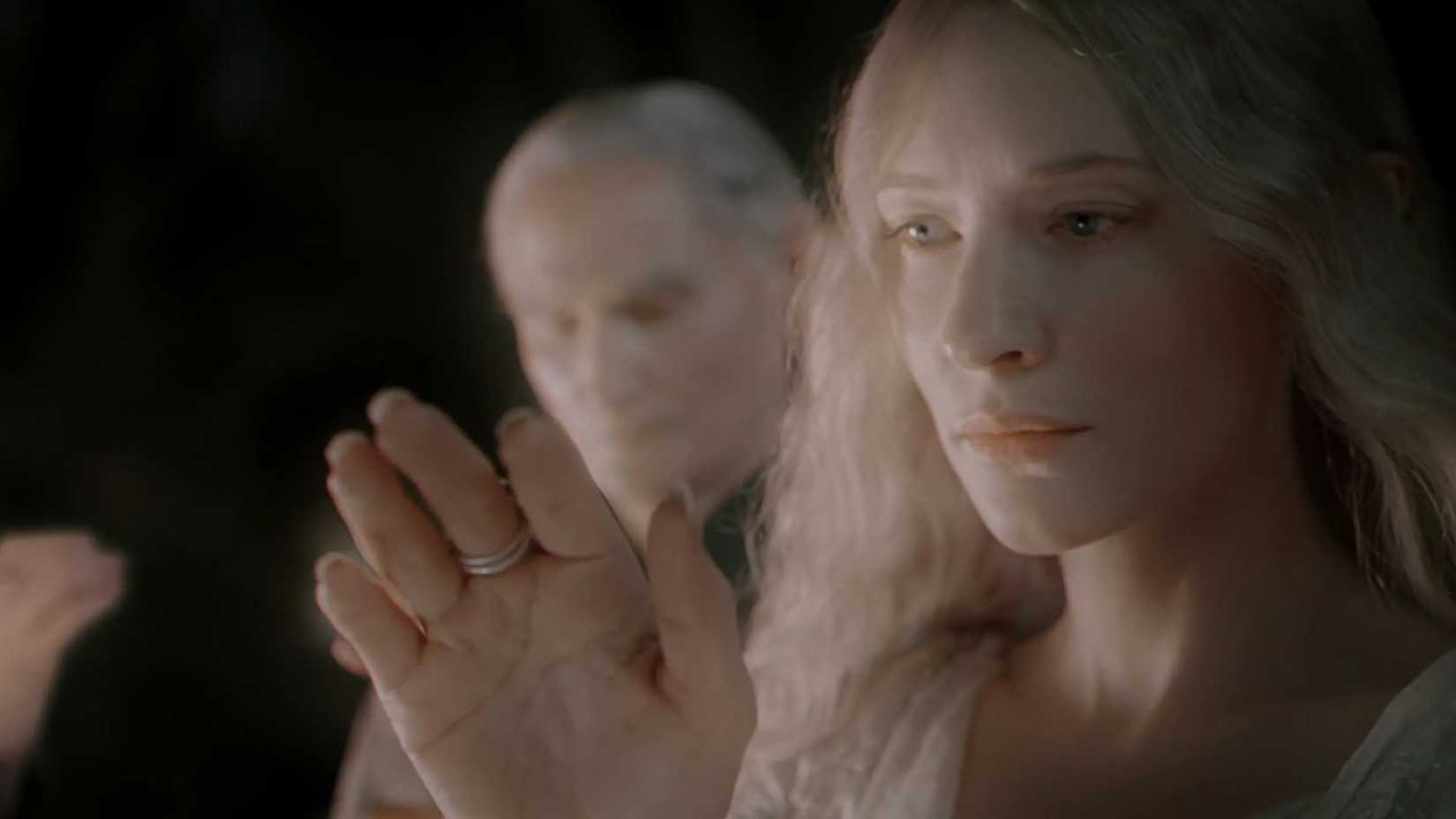 Galadriel com um anel na mão na abertura de The Lord of the Rings: The Fellowship of the Ring