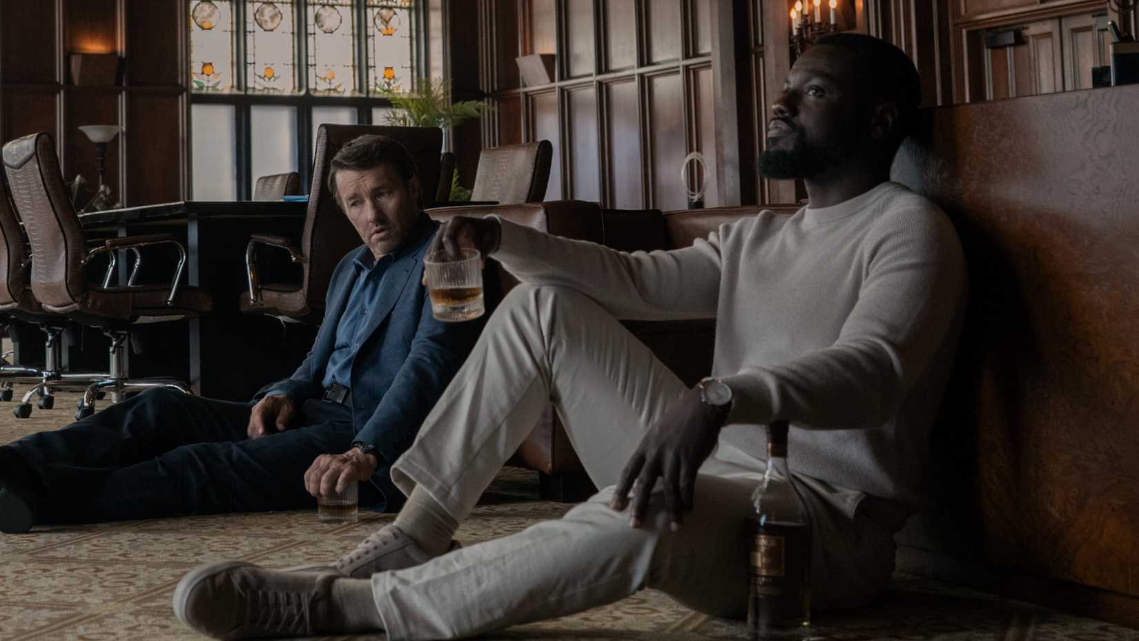 Jason2 and Leighton Vance sit on the ground drinking whiskey in Dark Matter season 2 episode 10